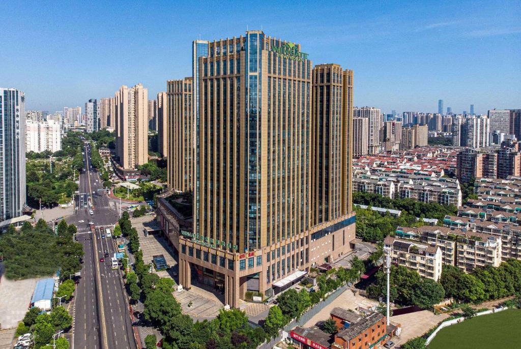 z góry widok na duży budynek w mieście w obiekcie Wingate by Wyndham Changsha Yuhua w mieście Changsha