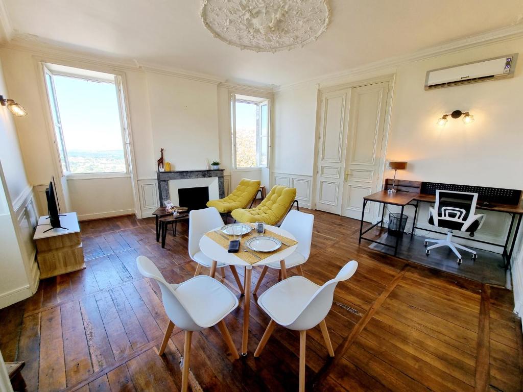 uma sala de estar com um sofá, uma mesa e cadeiras em Superbe T2 lumineux avec fibre em Angoulême