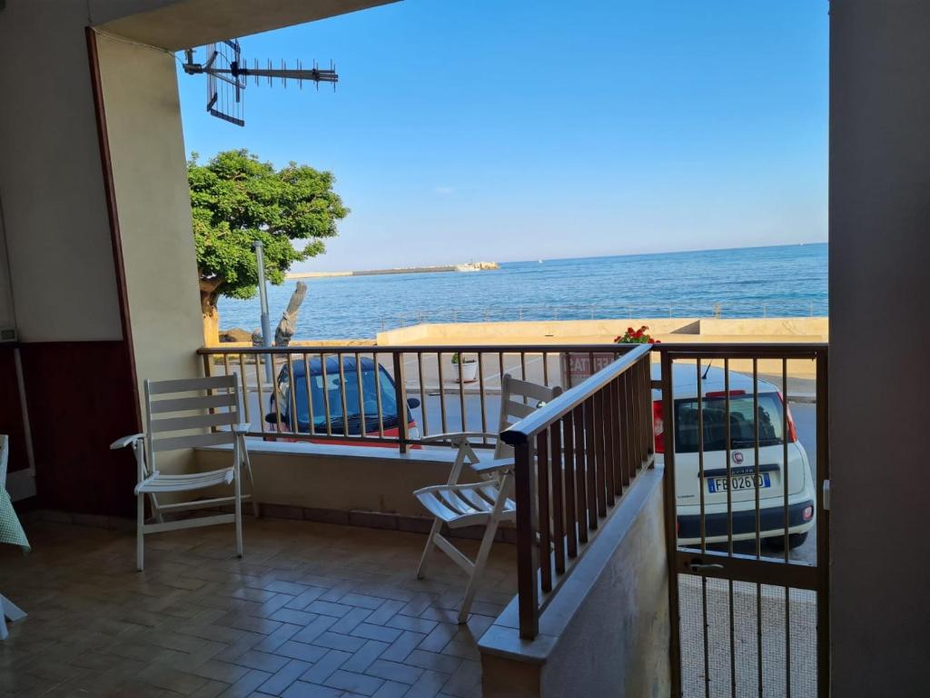 Photo de la galerie de l'établissement Veranda sul mare - casa vacanze FRONTE MARE, à Sciacca