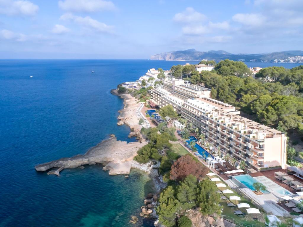 uma vista aérea de um resort perto do oceano em Iberostar Selection Jardín del Sol Suites - Adults Only em Santa Ponsa