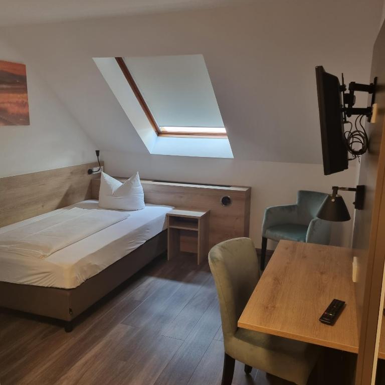 Postel nebo postele na pokoji v ubytování Hotel Garni Krone
