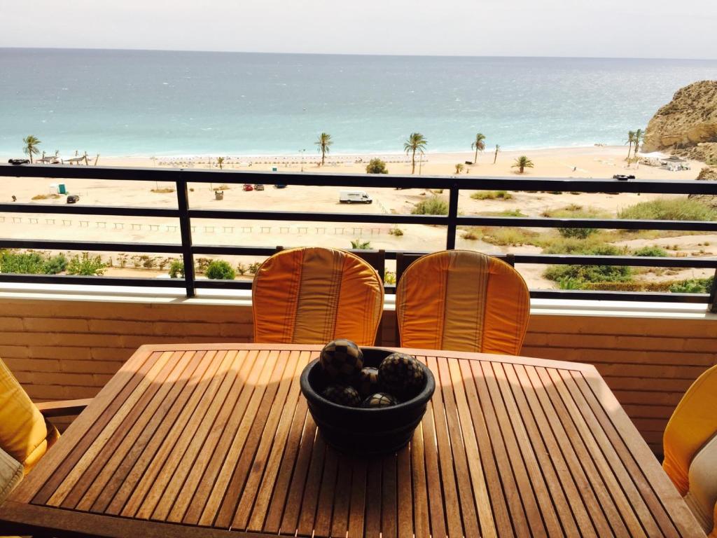 una mesa con un bol de fruta en la parte superior de un balcón con la playa en Playa Paraiso 27A, en Villajoyosa