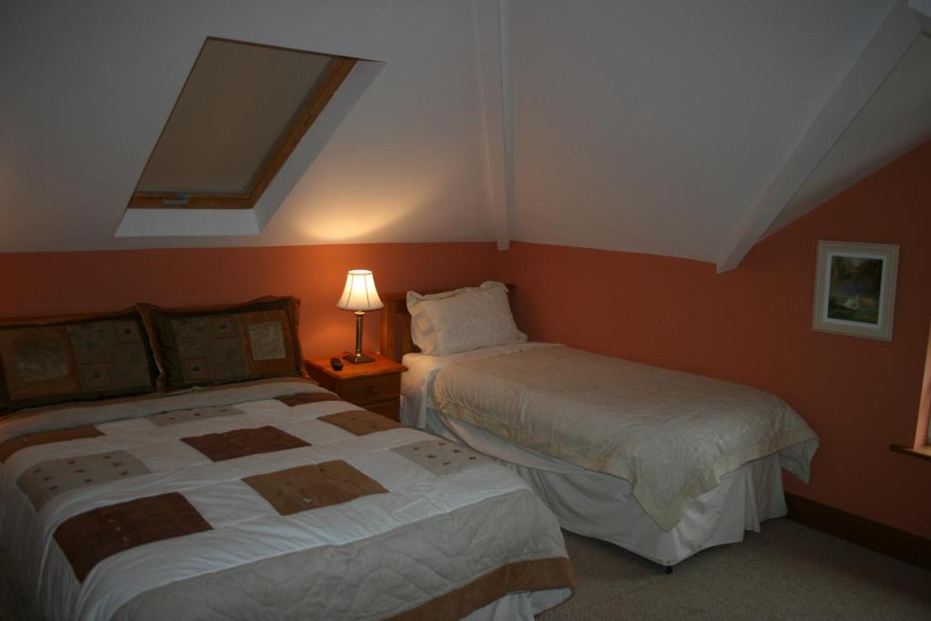 Postel nebo postele na pokoji v ubytování Avarest Bunratty B&B