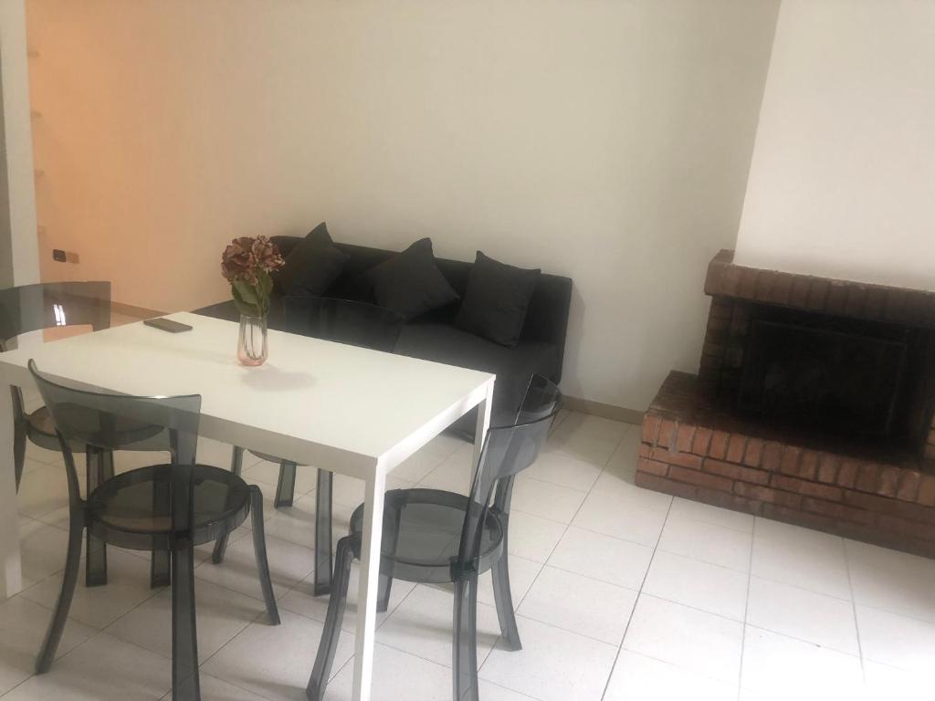 ein Wohnzimmer mit einem Tisch und einem Sofa in der Unterkunft Grazioso bilocale in centro in Tagliacozzo