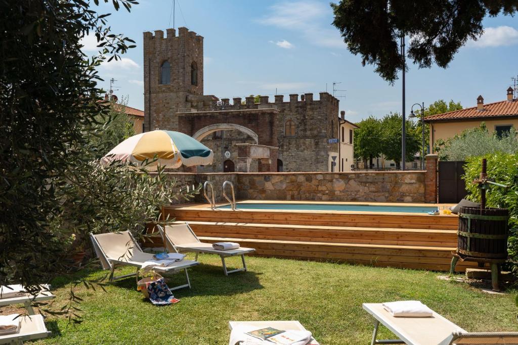 Pergine ValdarnoにあるVilla Fracassiniの庭園(椅子、パラソル、プール付)
