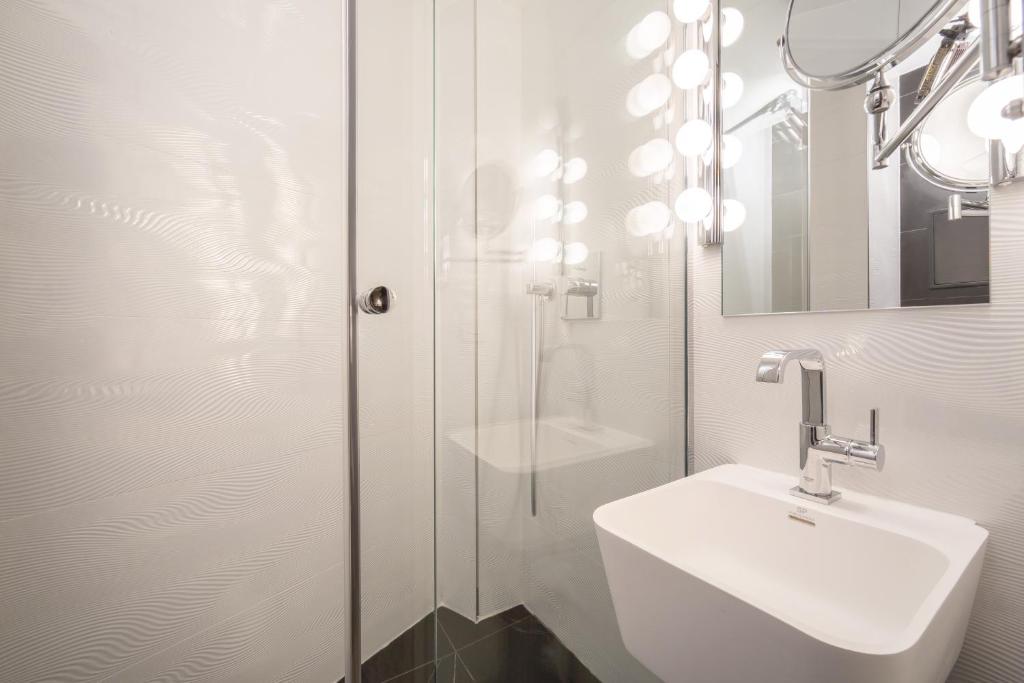 Hôtel La Parizienne - Proche Montparnasse - Resim 34