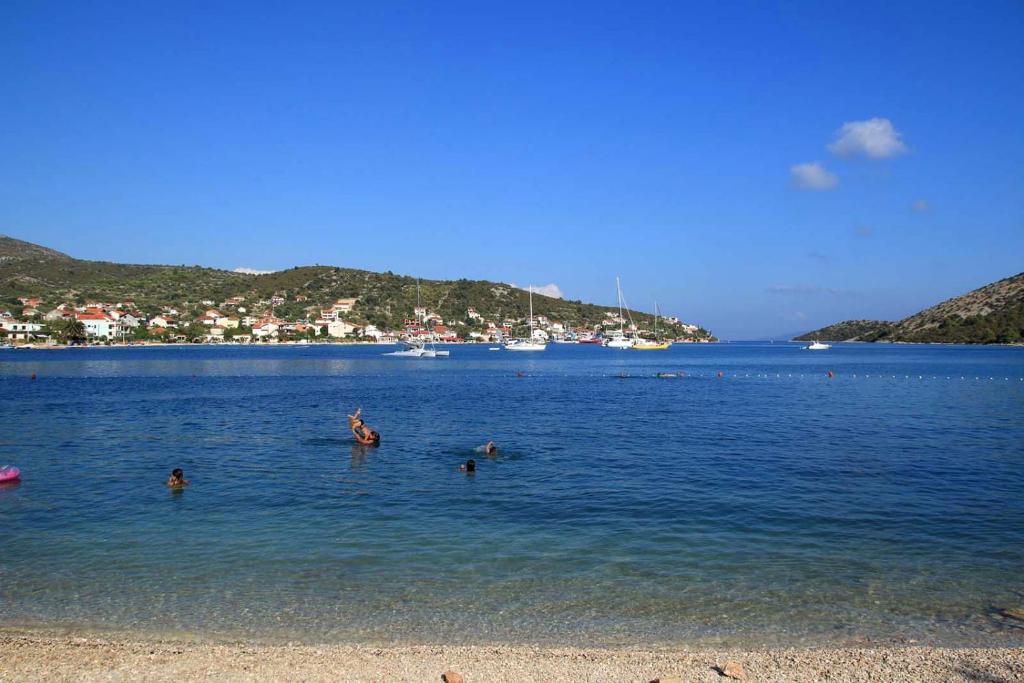 Fotografia z galérie ubytovania Apartments by the sea Vinisce, Trogir - 17210 v destinácii Vinišće