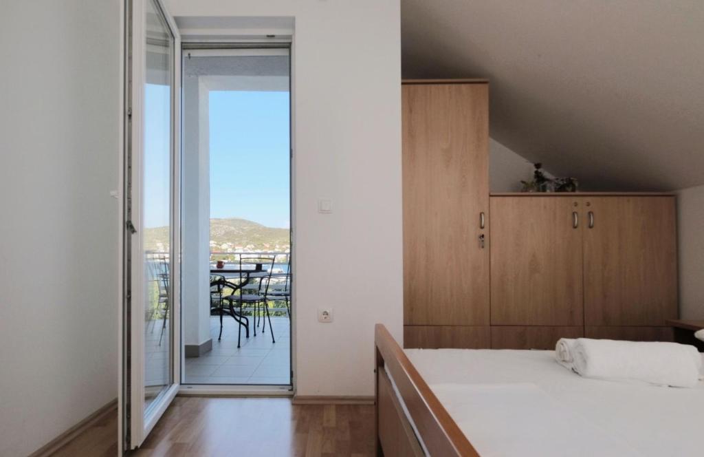 Fotografia z galérie ubytovania Apartments by the sea Vinisce, Trogir - 17210 v destinácii Vinišće