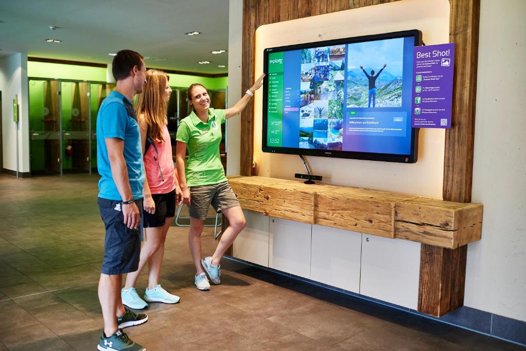 TV a/nebo společenská místnost v ubytování Explorer Hotel Garmisch