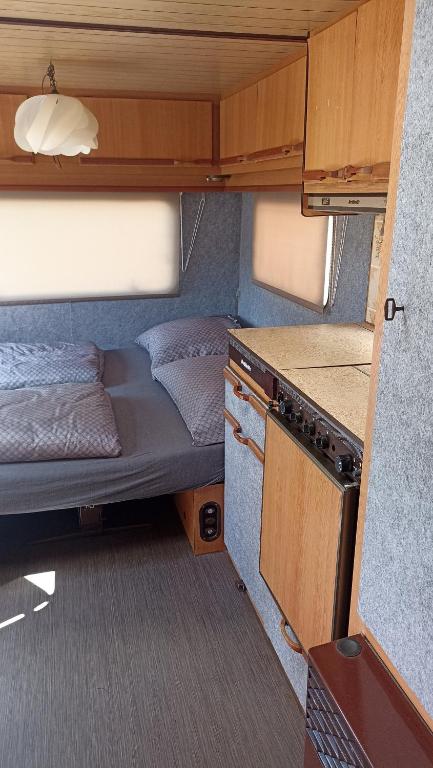 Kuchyň nebo kuchyňský kout v ubytování Karavan 1 v areálu Koupaliště Bystré v Orlických horách