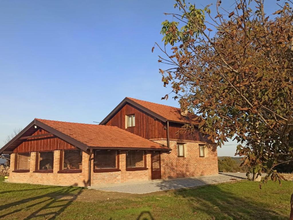 une maison en briques avec un toit marron dans l'établissement Kuća za odmor Krolo - Blackberry Hill, à Kupinovac