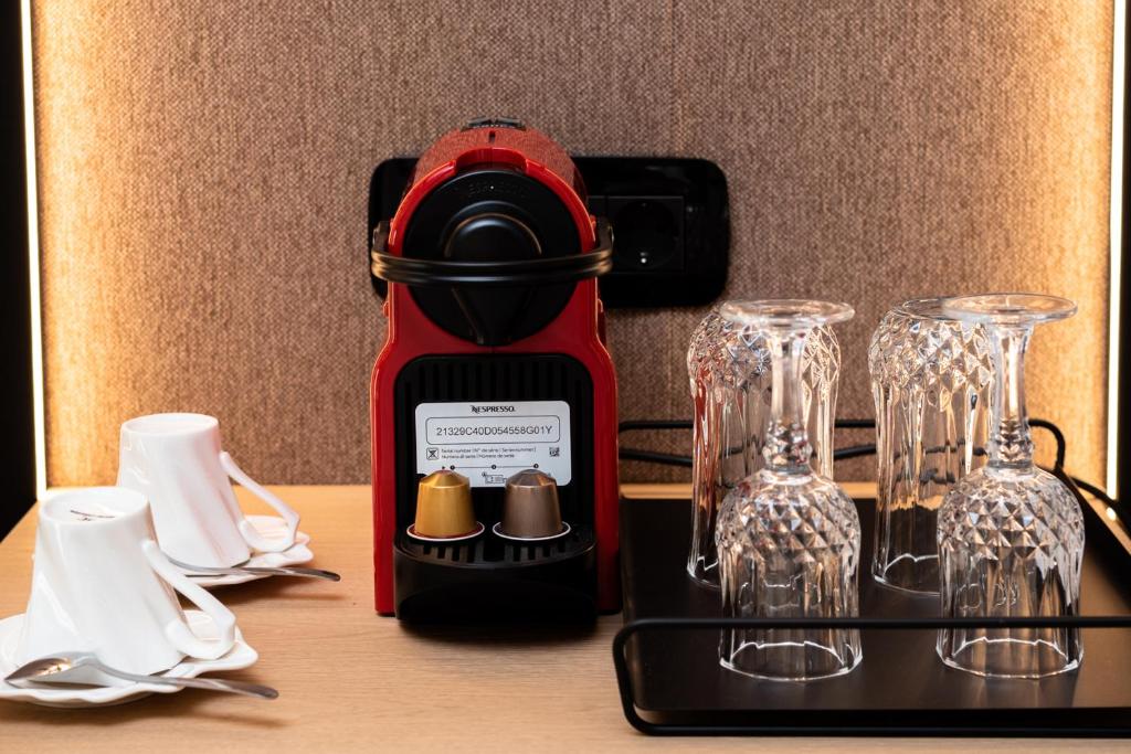 Příslušenství pro přípravu čaje a kávy v ubytování Neapolis 21 Suites, Premium Key Collection