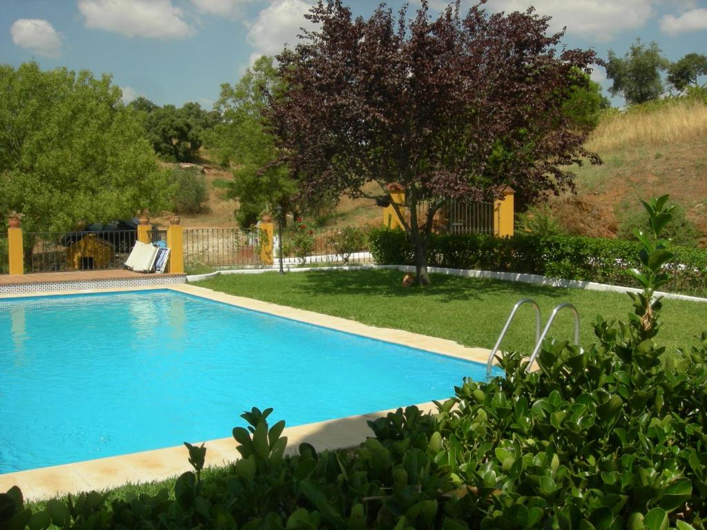 Bazén v ubytování Casa rural Villa Manuela nebo v jeho okolí