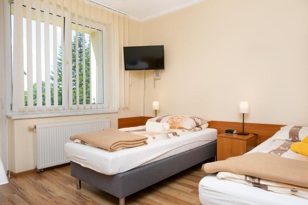Postel nebo postele na pokoji v ubytování Korona Żywca