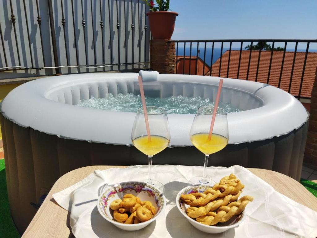 カザール・ヴェリーノにあるLa Voce del Mareのホットタブの横でのワイン2杯と食べ物1杯