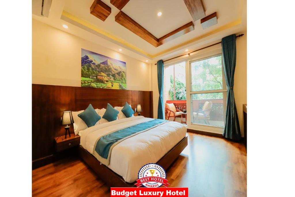 加德满都Kathmandu Aagantuk Hotel的一间带床和大窗户的卧室