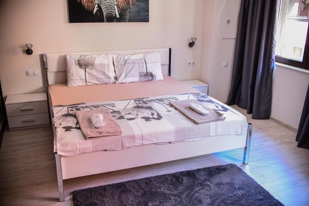 a bedroom with a bed with a pink bed frame at Medius Park Apartment in Sandanski