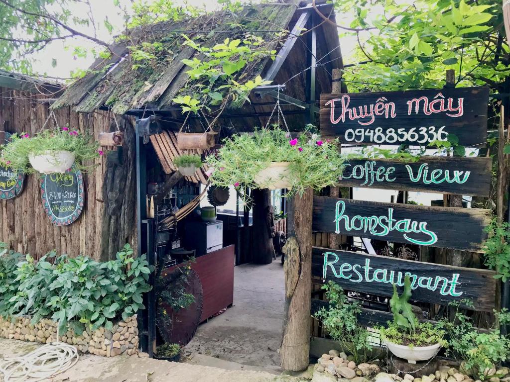 een winkel met planten en een bord ervoor bij Thuyền mây Sapa homestay in Sa Pa