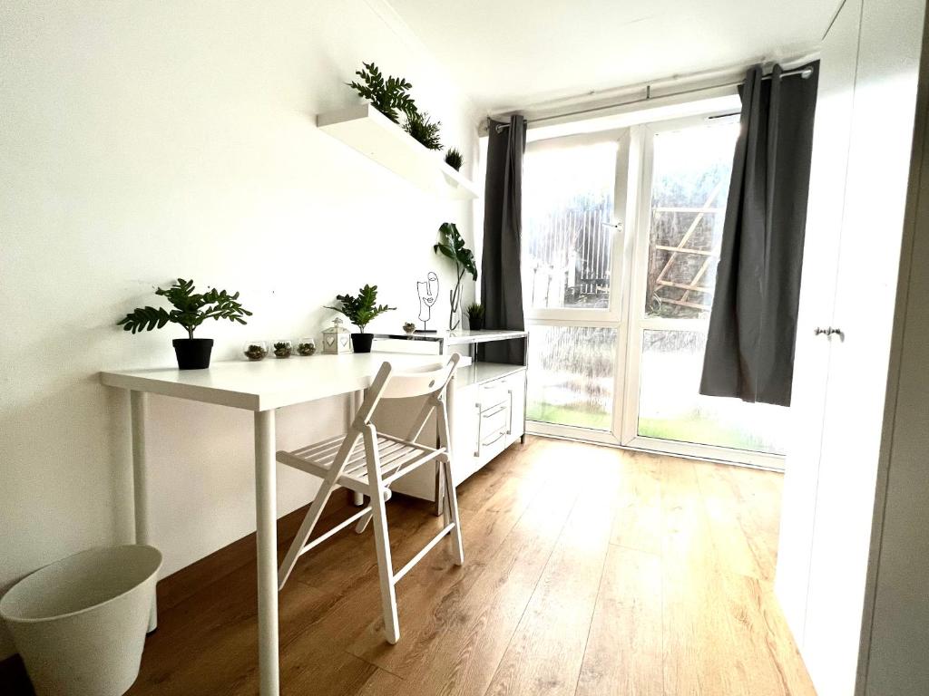Private Bedrooms in a Flat! Home away from Home! Shared Bathroom