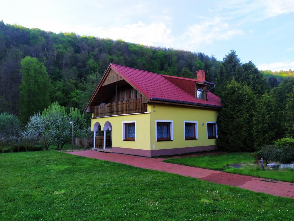 ein kleines gelbes Haus mit rotem Dach in der Unterkunft Chaty Podhradi nad Dyji in Podhradí nad Dyjí