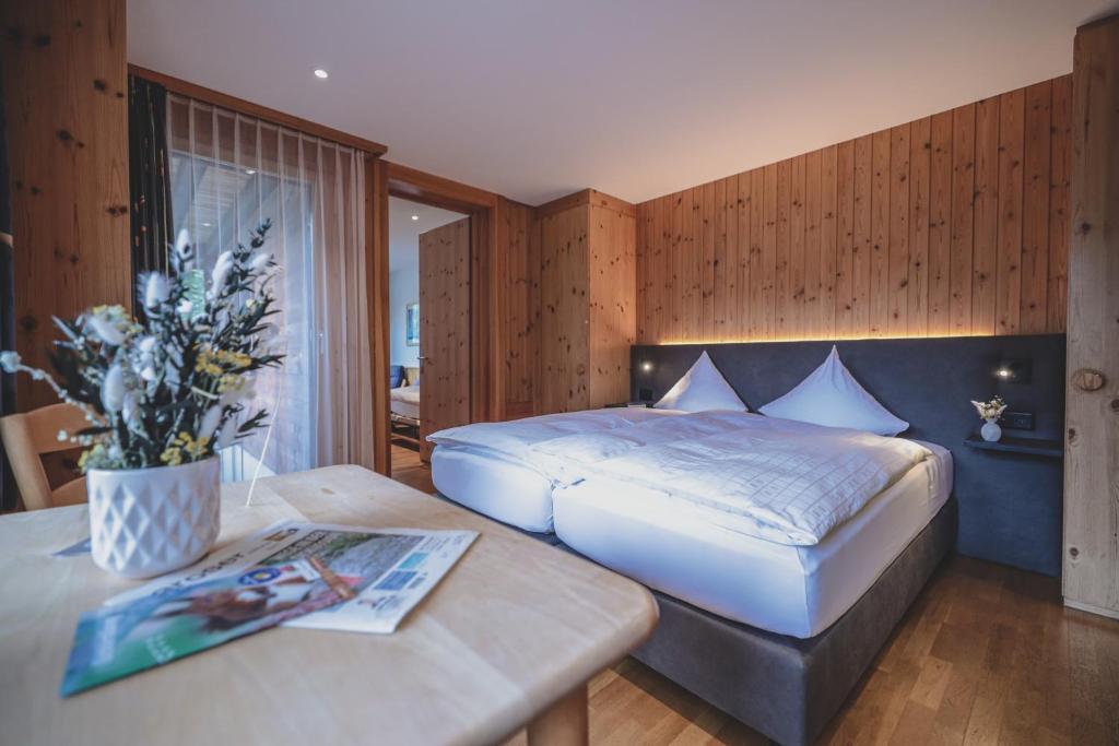Postel nebo postele na pokoji v ubytování Hotel Sonnenhalde, Arosa