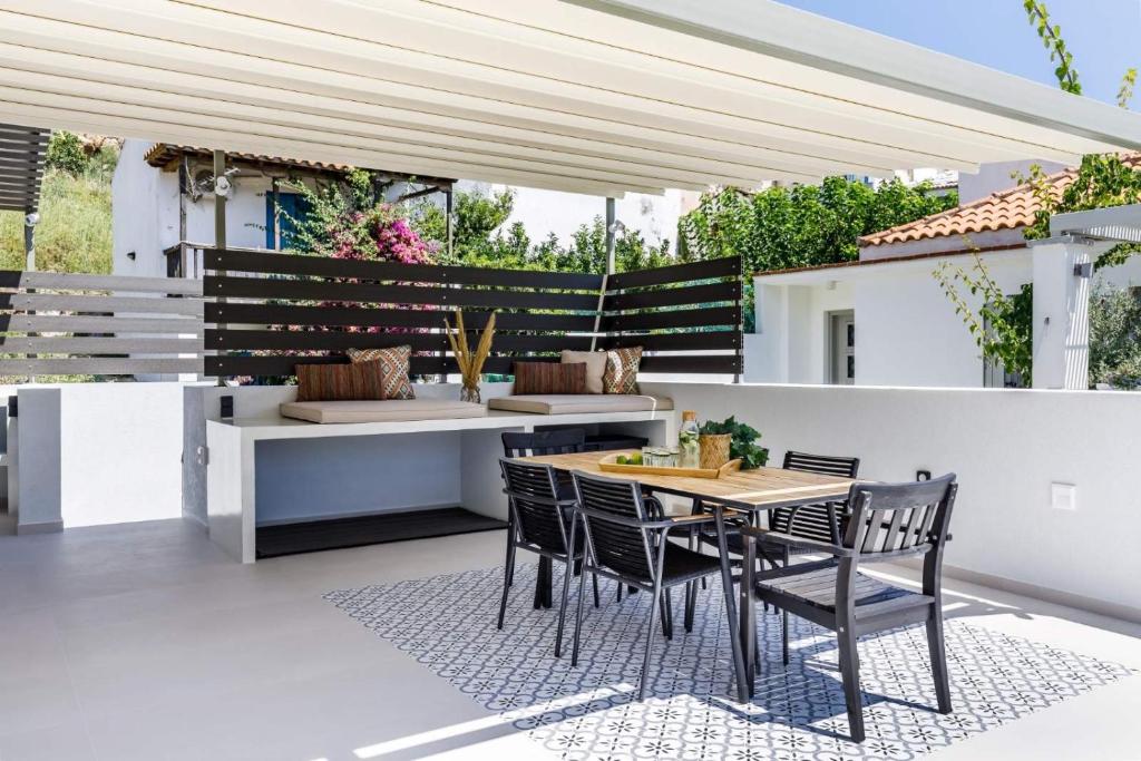 En balkon eller terrasse på Breezy Rooftop House