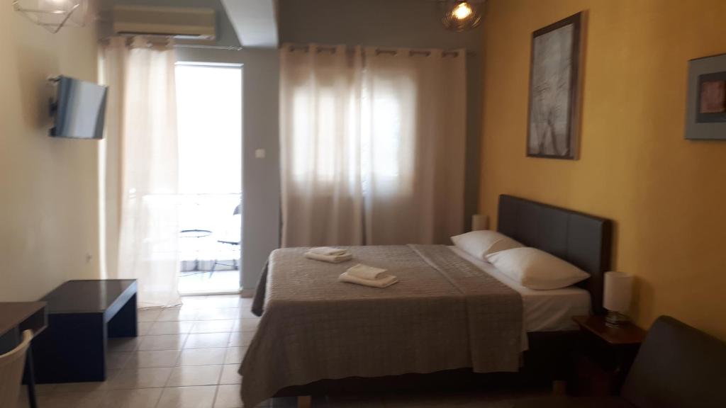 A bed or beds in a room at OSCAR STUDIO KALAMATA city centre