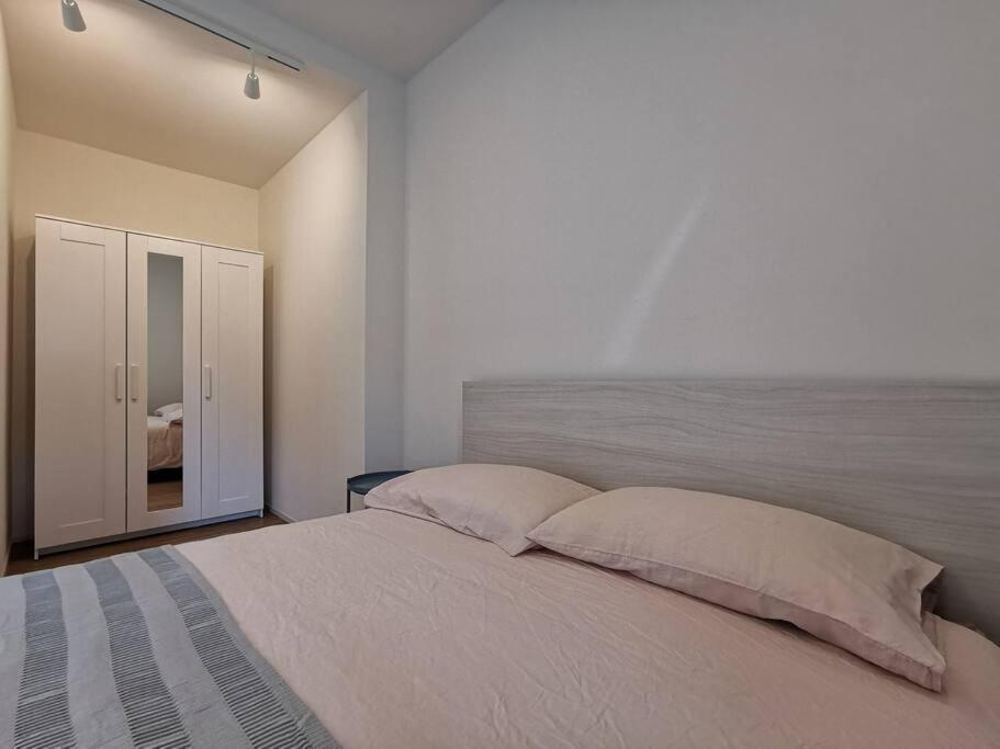 Experience The Loft! LOFT 18, downtown, near the lake FREE PARKING available - Resim 13