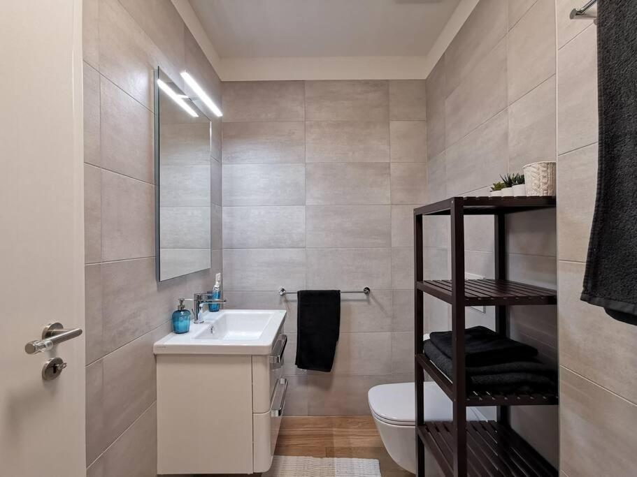 Experience The Loft! LOFT 18, downtown, near the lake FREE PARKING available - Resim 17