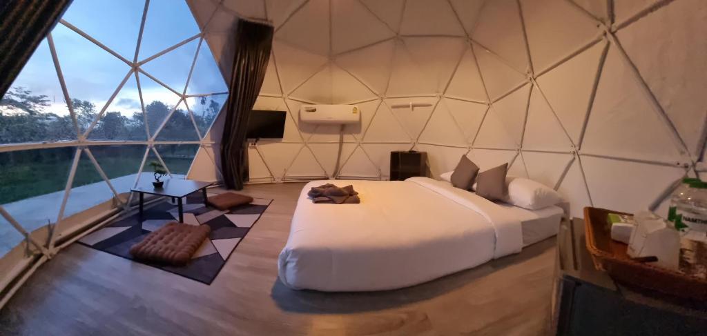 Schlafzimmer mit einem Bett in einem kuppelförmigen Raum in der Unterkunft เต้นท์โดมเขาค้อ Lung Bun Camp in Ban Nong Rang Chang