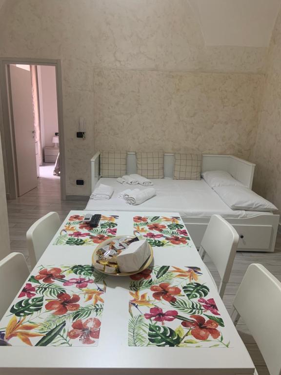 a dining room with a table and a bed at Vittorio Emanuele house in Catania