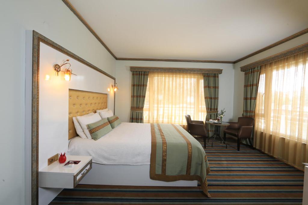 Un pat sau paturi într-o cameră la Lalehan Hotel Special Class