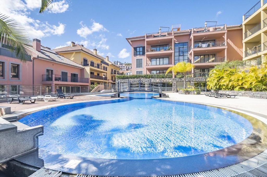 una gran piscina en medio de un edificio en Living Funchal by Madeira Sun Travel, en Funchal