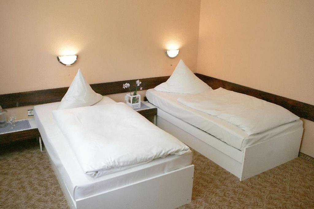 Ein Bett oder Betten in einem Zimmer der Unterkunft Land-gut-Hotel Rasthaus Schackendorf