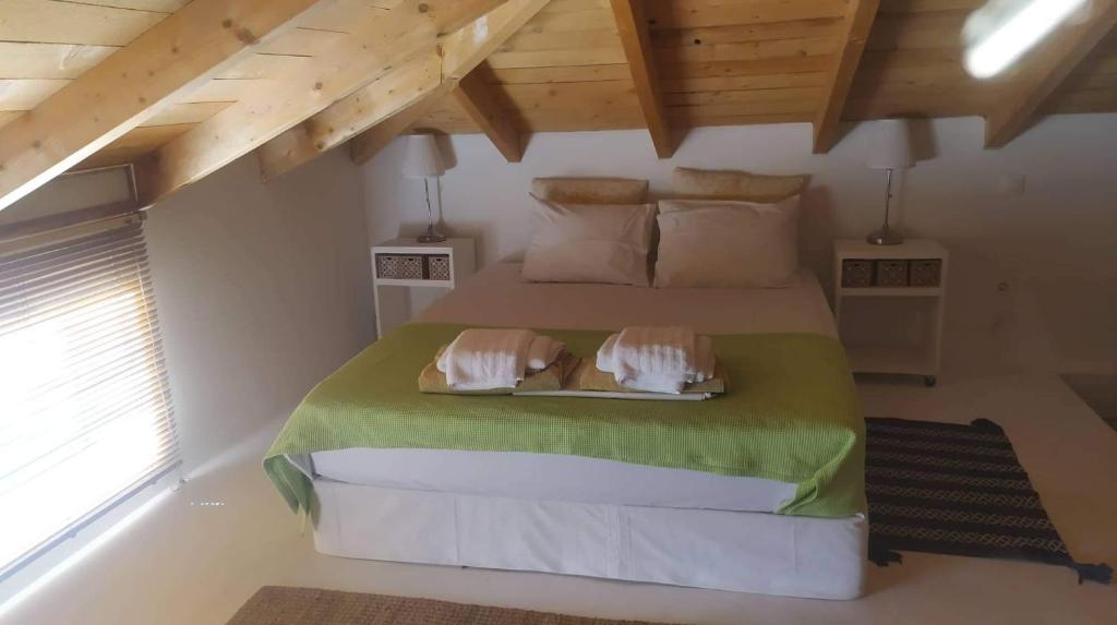 Łóżko lub łóżka w pokoju w obiekcie Eleonas Studios