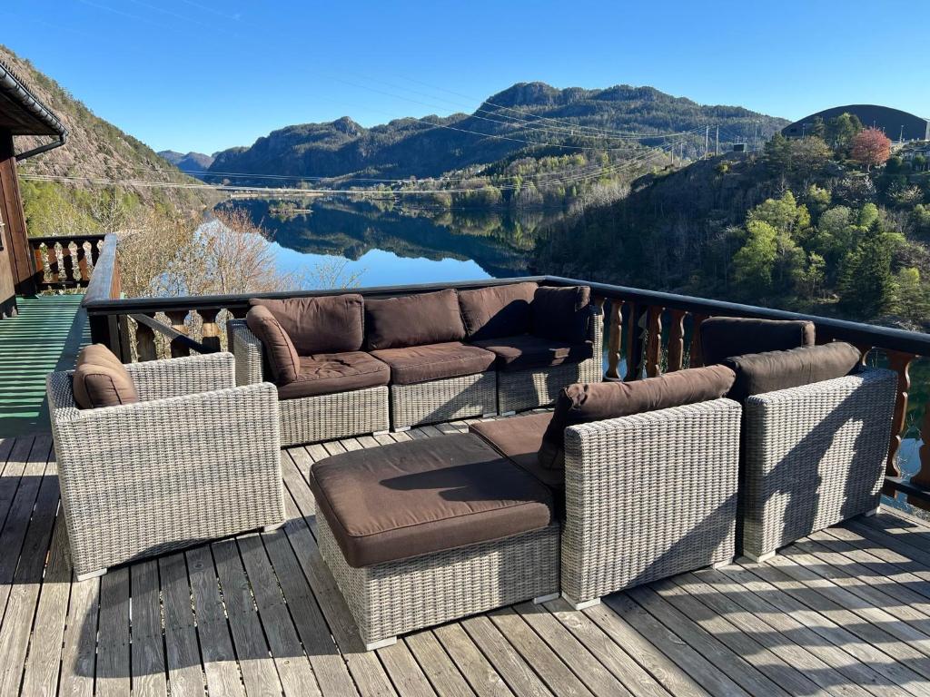 eine Terrasse mit zwei Sofas und einer Couch darauf in der Unterkunft Feriehus i Flekkefjord med panoramautsikt in Flekkefjord