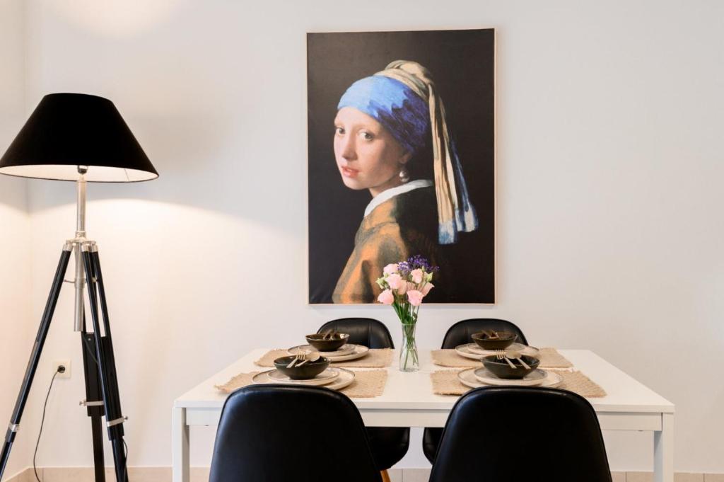 une table avec une peinture d'une femme dans l'établissement Pearl by the sea, à Prévéza
