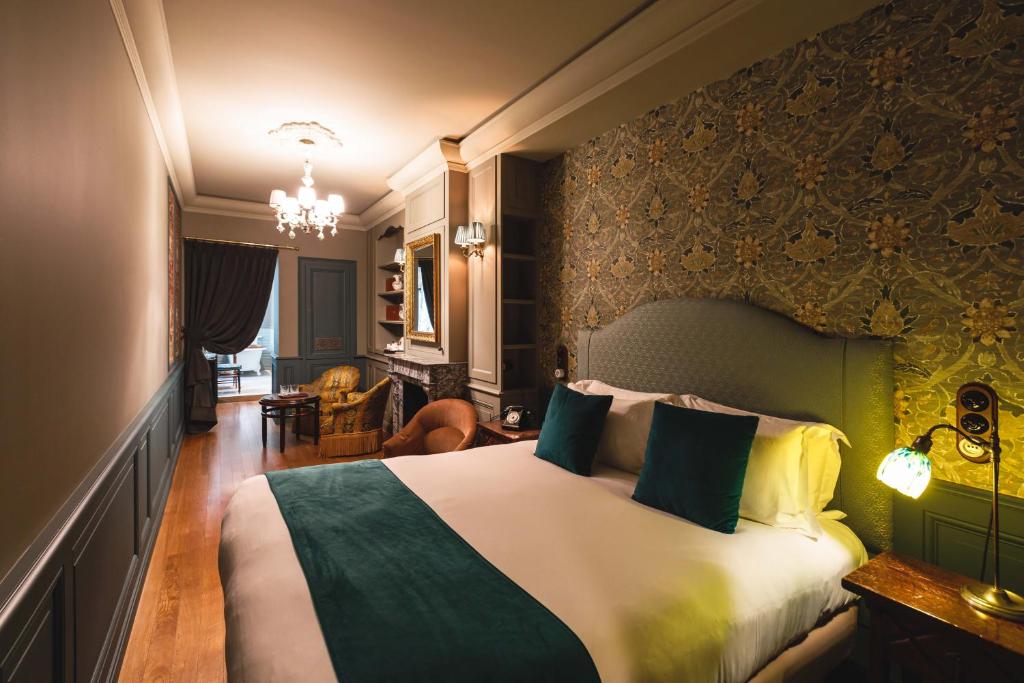 a bedroom with a large bed in a room at Bayard Bellecour in Lyon