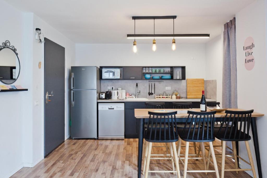 Η κουζίνα ή μικρή κουζίνα στο BreezHouse Sansa Urban Residence