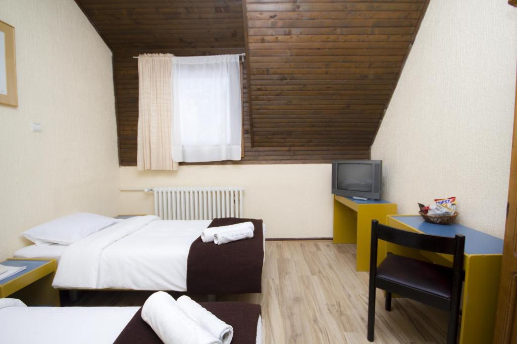 Rúm í herbergi á Guesthouse Junior