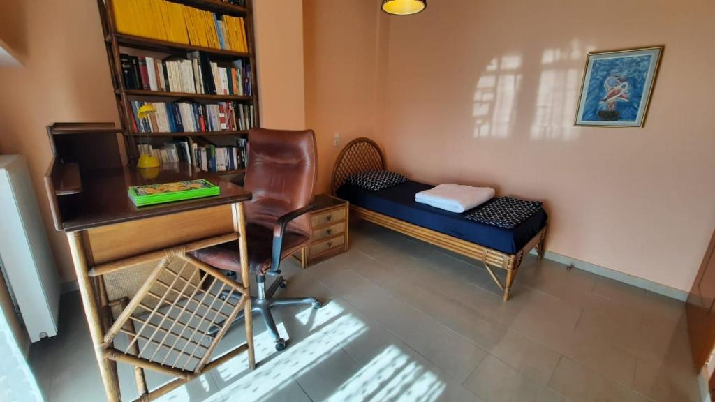 Cette chambre dispose d'un bureau, d'une chaise et d'une étagère. dans l'établissement Ioannis - Zimmer mit Zugang zu Terrasse, à Gavrolímni