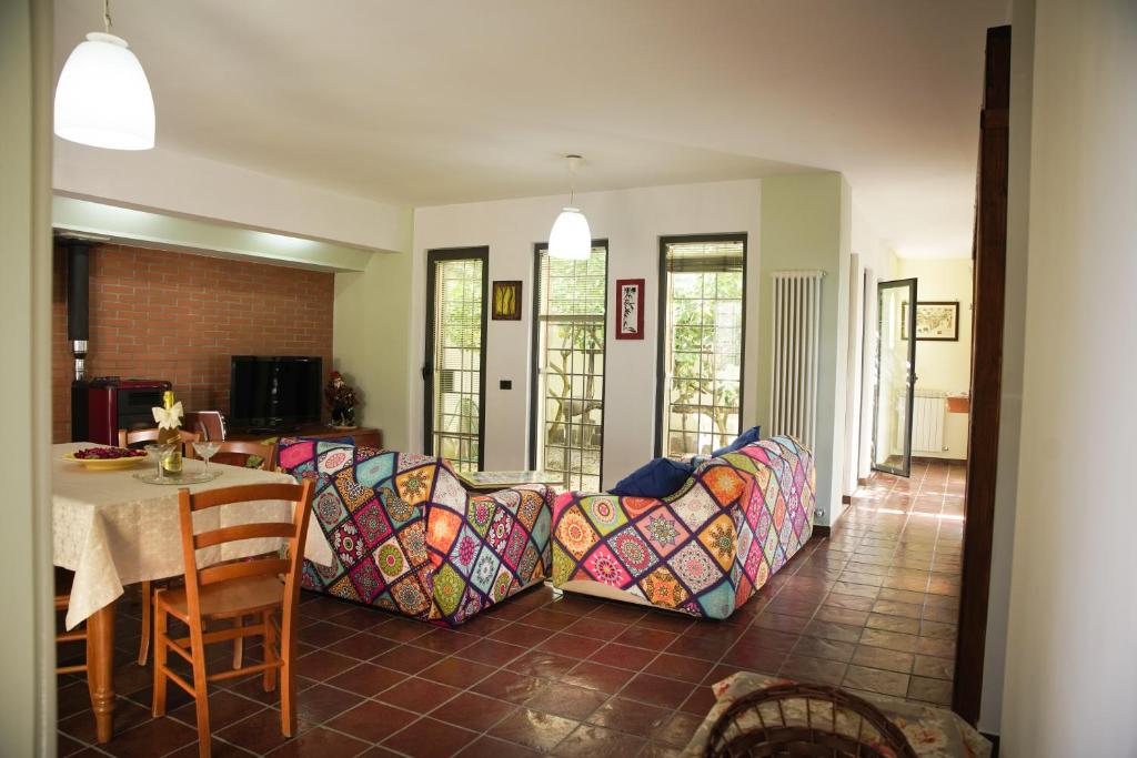 切爾科拉的住宿－La casa di Clelia，客厅配有沙发和桌子