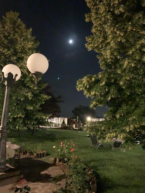 un lampione in un parco di notte di Agriturismo Corte Bebbi a Bibbiano