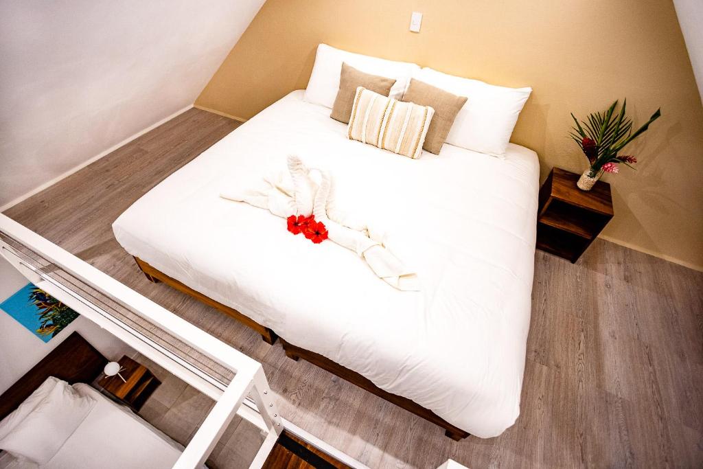 Postel nebo postele na pokoji v ubytování Aves Hotel Montezuma