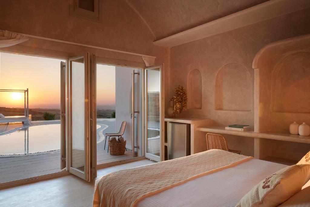 Letto o letti in una camera di Danae Suites Santorini