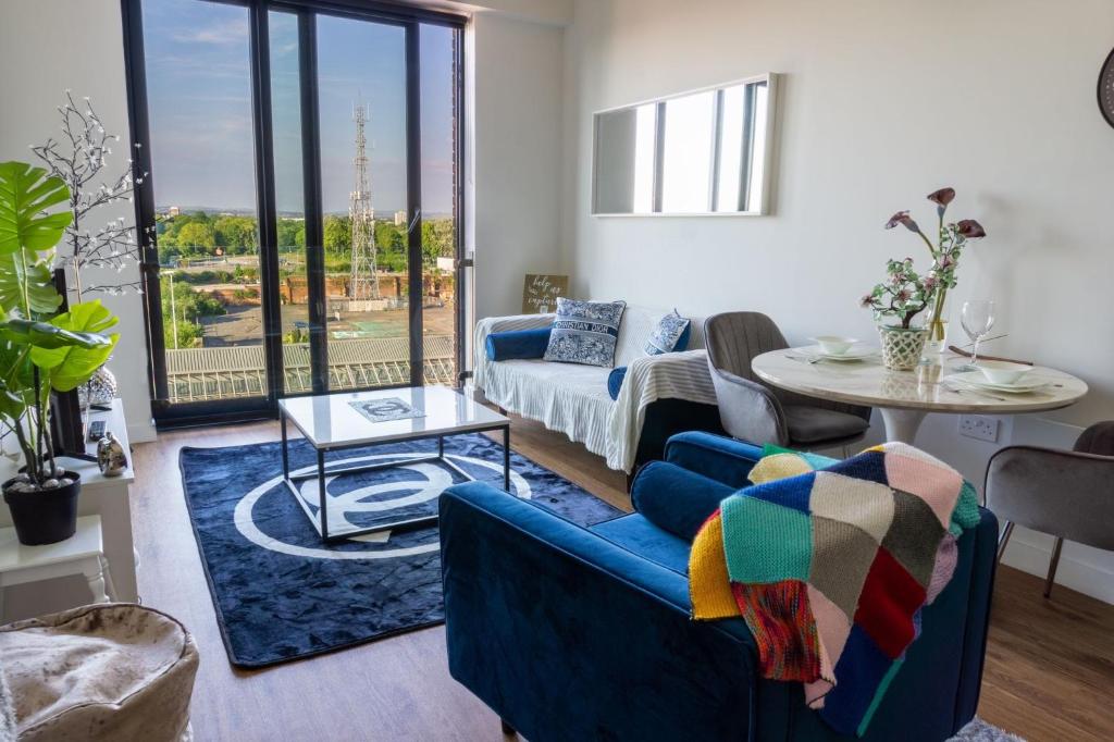 Lavish Luxury Park Front Apt with Juliet Balcony