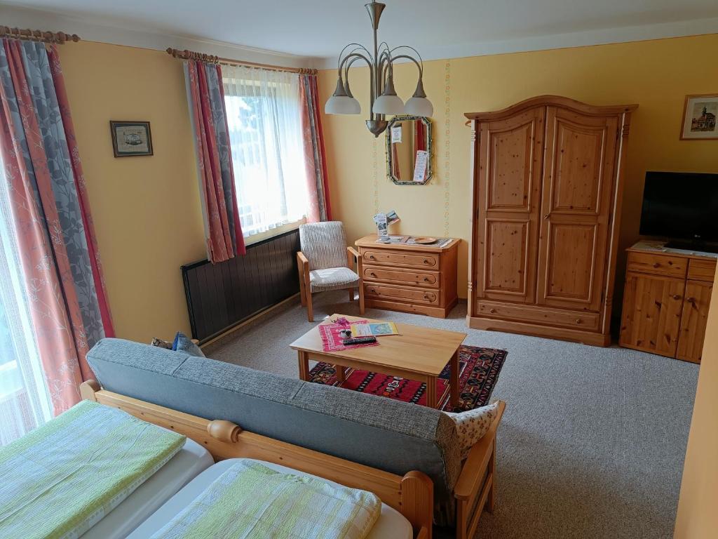 TV a/nebo společenská místnost v ubytování Haus Sundl - Privatzimmer