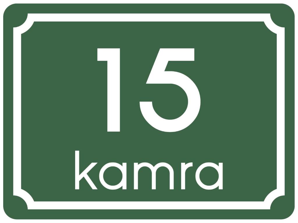 een snelheidslimiet teken met het tekstkarma bij Kamra15 in Mežica