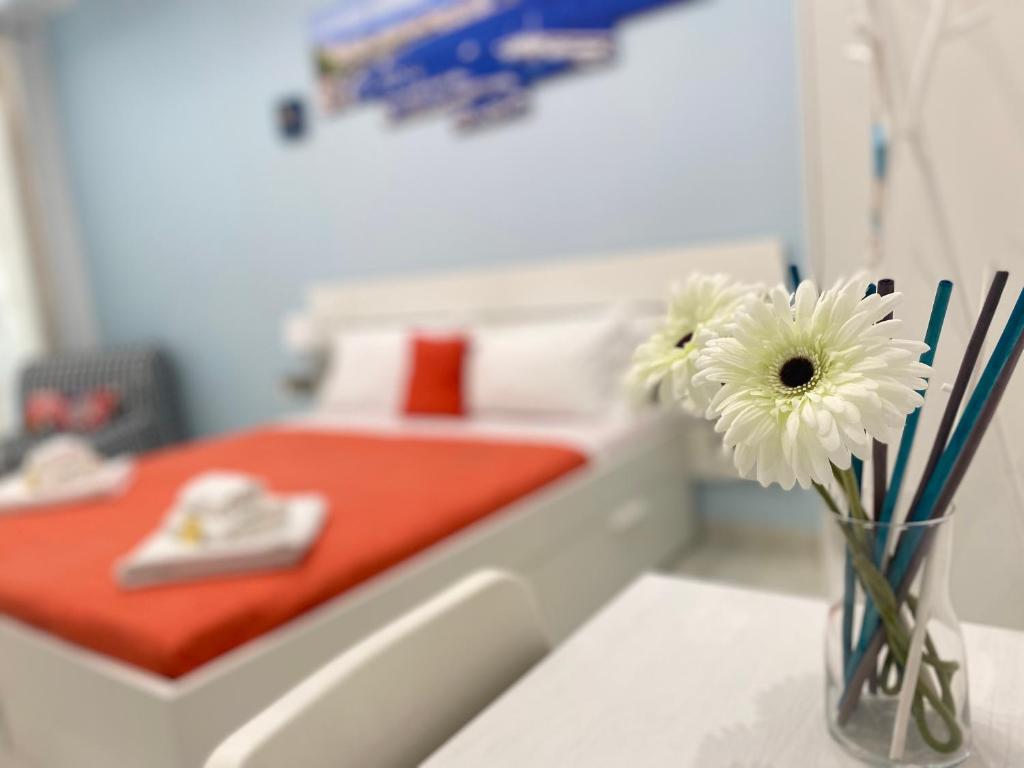 een vaas met bloemen op een tafel in een ziekenhuiskamer bij Il Vicoletto in Napels