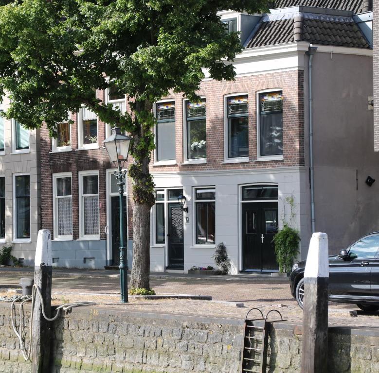 un coche aparcado frente a un edificio en B&B verDRAAId fijn en Dordrecht